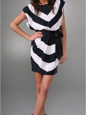 Alice + Olivia Navy White Chevron Belted Mini Dress Sz 6 Chic Designer Shift
